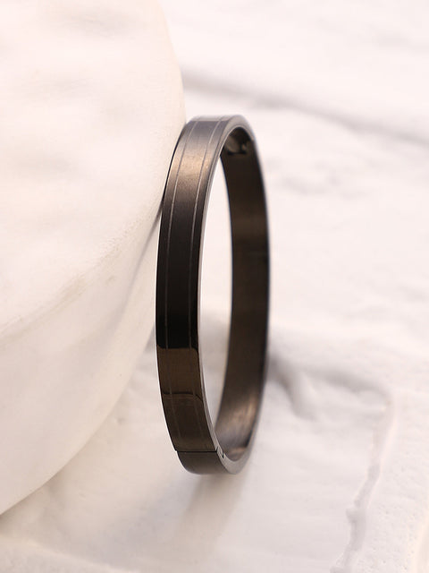 The Halo-Lined Bangle Bracelet