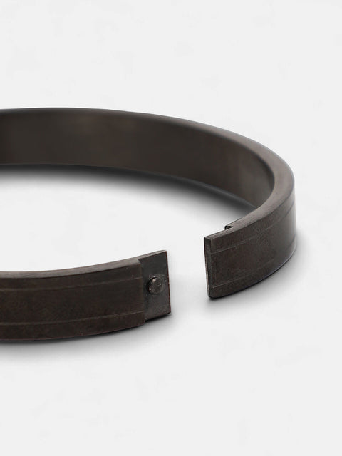 The Halo-Lined Bangle Bracelet